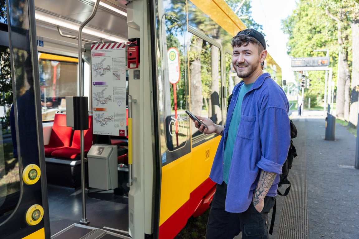 Mobilität ohne Grenzen: KVV rollt landesweites mobile pay-as-you-go mit FAIRTIQ-Integration in der KVV.regiomove-App aus
