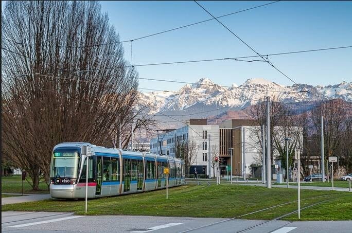 Grenoble expérimente FAIRTIQ : une application mobile pour voyager plus simplement, déjà adoptée en Normandie et en Occitanie