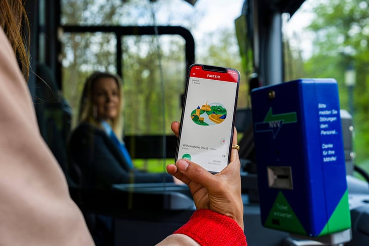 FAIRTIQ-App und Busfahrerin